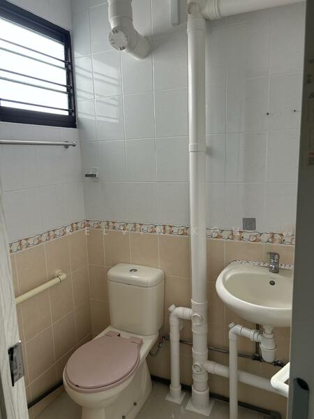 24 Hougang Avenue 3 HDB Flat For Sale at S$ 425,000 | PropertyGuru Singapore - Bathroom