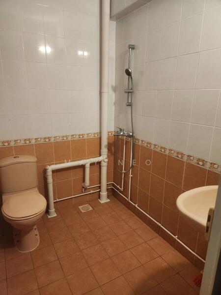 611 Clementi West Street 1 HDB Flat For Sale at S$ 413,111 | PropertyGuru Singapore - Bathroom