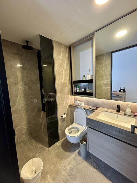The Reef at King's Dock Condominium For Sale at S$ 1,800,000 | PropertyGuru Singapore - Common Bathroom
