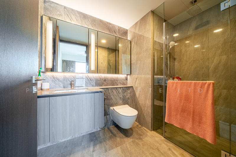 Piccadilly Grand Condominium For Sale at S$ 1,850,000 | PropertyGuru Singapore - Bathroom