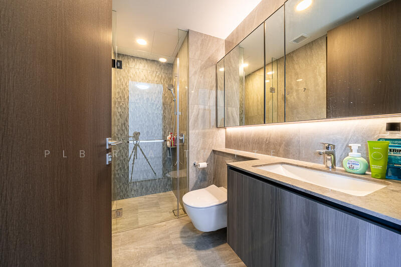 Piccadilly Grand Condominium For Sale at S$ 1,850,000 | PropertyGuru Singapore - Bathroom