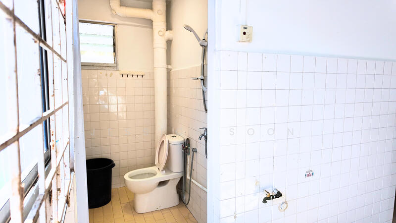 Tampines Street 43, , 2 Bedrooms, 689 sqft, HDB Flat For Rent, by Jessica Soon, 500048173 - Bathroom - PropertyGuru.com.sg
