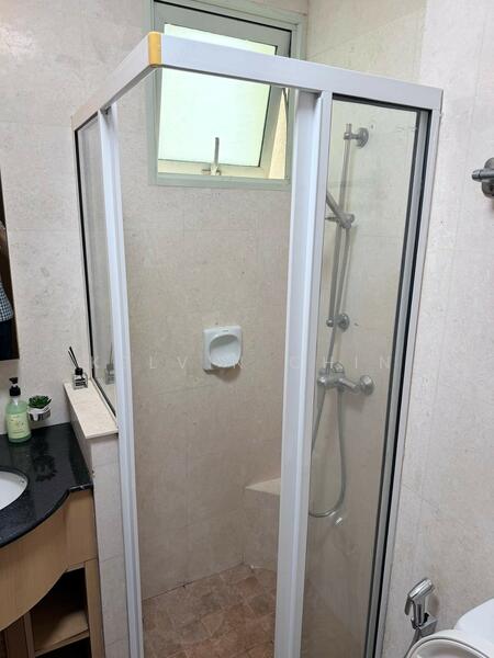 Queens, 10 Stirling Road, Room Rental, 80 sqft, Condominium For Rent, by Kelvin Chin, 500048220 - Bathroom - PropertyGuru.com.sg