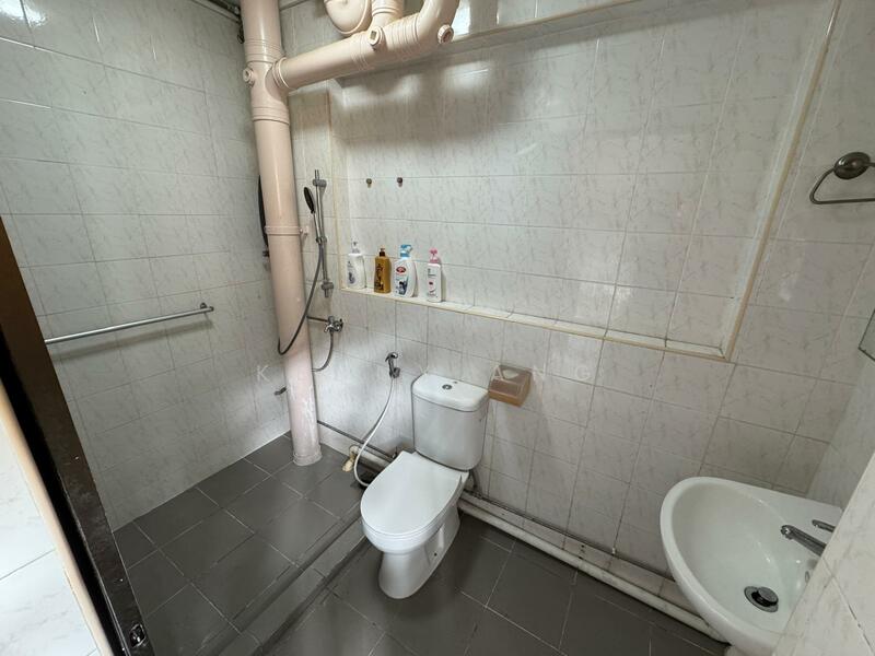 166 Hougang Avenue 1 HDB Flat For Sale at S$ 675,000 | PropertyGuru Singapore - Bathroom