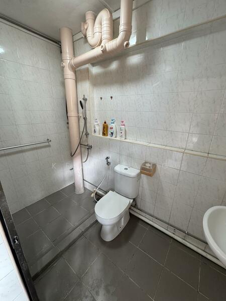 166 Hougang Avenue 1 HDB Flat For Sale at S$ 675,000 | PropertyGuru Singapore - Bathroom