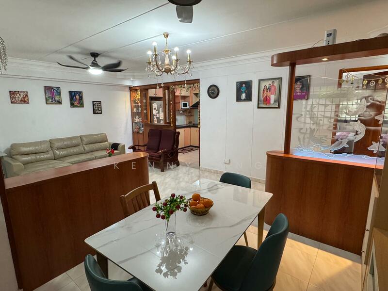 166 Hougang Avenue 1 HDB Flat For Sale at S$ 675,000 | PropertyGuru Singapore - Living Room