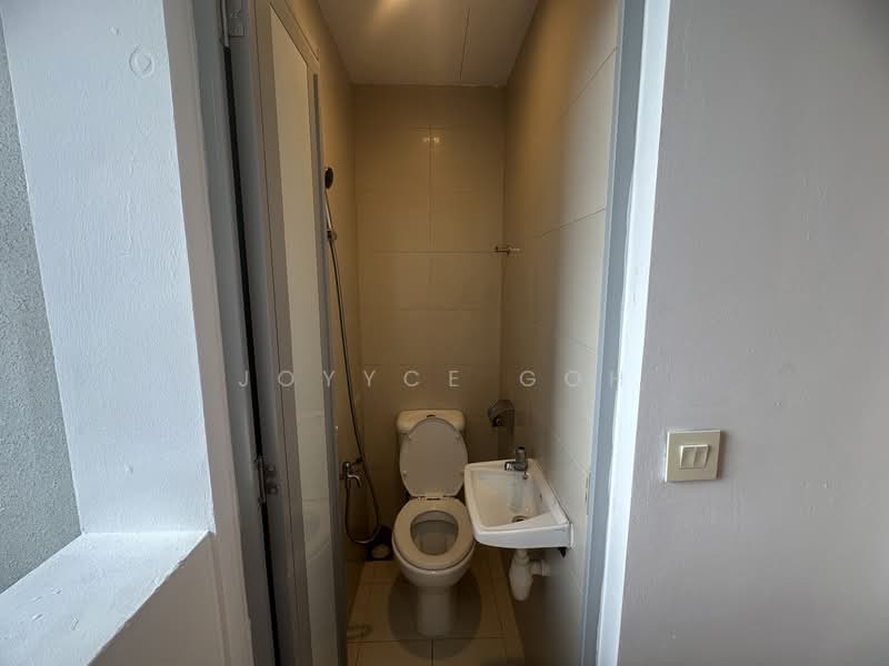 Concourse Skyline, 300 Beach Road, 4 Bedrooms, 2,120 sqft, Condominium For Rent, by Joyyce Goh, 500048372 - Bathroom - PropertyGuru.com.sg