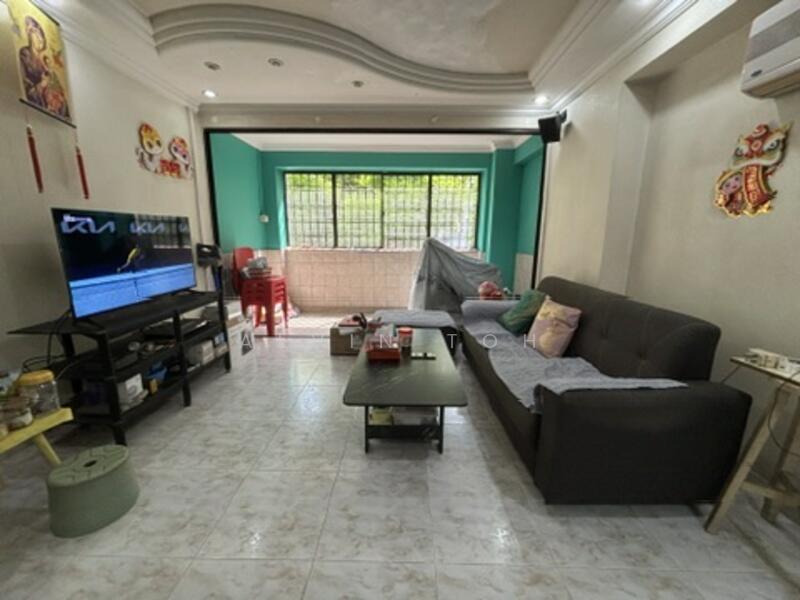 656 Woodlands Ring Road HDB Flat For Sale at S$ 898,000 | PropertyGuru Singapore - Living Room