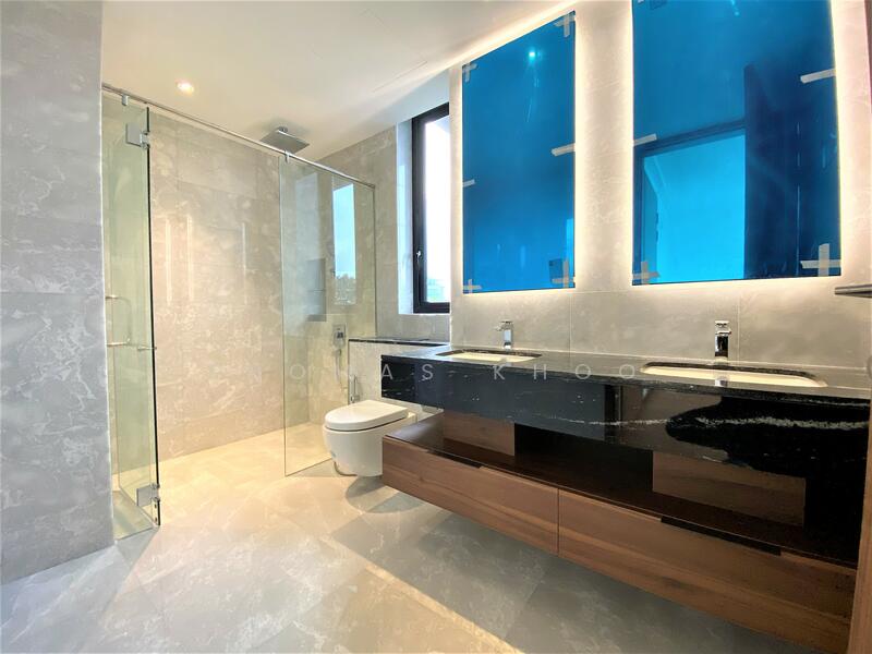 Freehold Detached | 5 Beds + 7 Baths | 3.5 Storey + Basement | Charlton Estate Detached House For Sale at S$ 9,000,000 | PropertyGuru Singapore - Bathroom