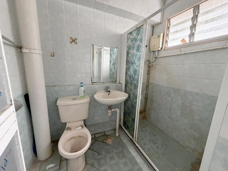 223 Choa Chu Kang Central HDB Flat For Sale at S$ 688,000 | PropertyGuru Singapore - Bathroom