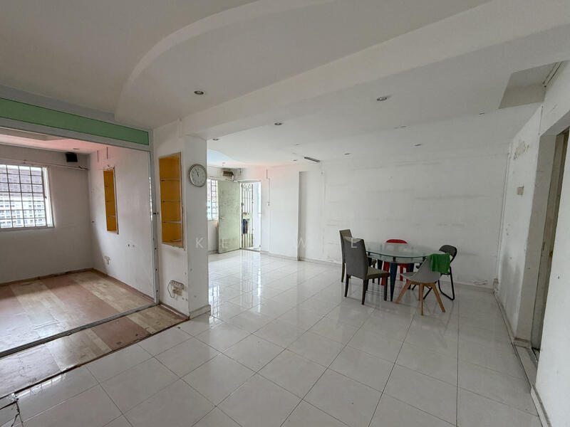 223 Choa Chu Kang Central HDB Flat For Sale at S$ 688,000 | PropertyGuru Singapore - Living Room