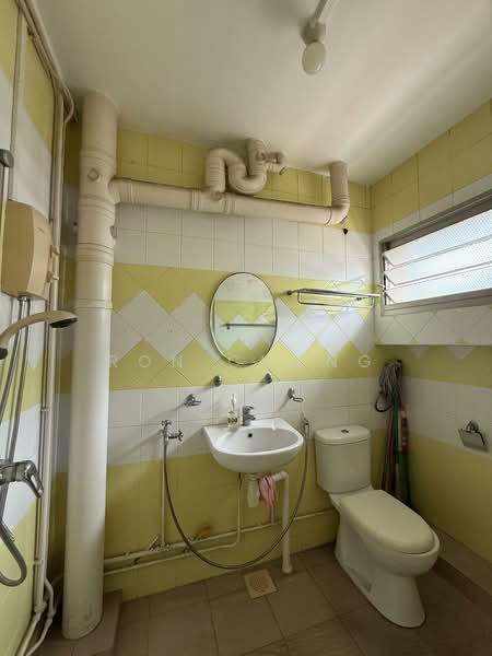 135 Jalan Bukit Merah, 135 Jalan Bukit Merah, 4 Bedrooms, 1,291 sqft, HDB Flat For Sale, by Ron Chong, 500048716 - Bathroom - PropertyGuru.com.sg