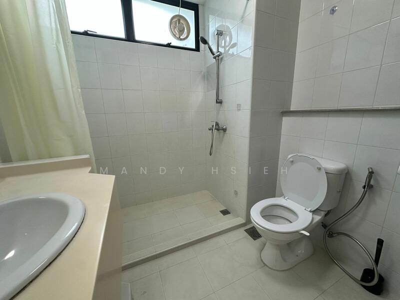 Fernwood Towers, 24 Fernwood Terrace, Room Rental, 168 sqft, Condominium For Rent, by Mandy Hsieh, 500048789 - Bathroom - PropertyGuru.com.sg