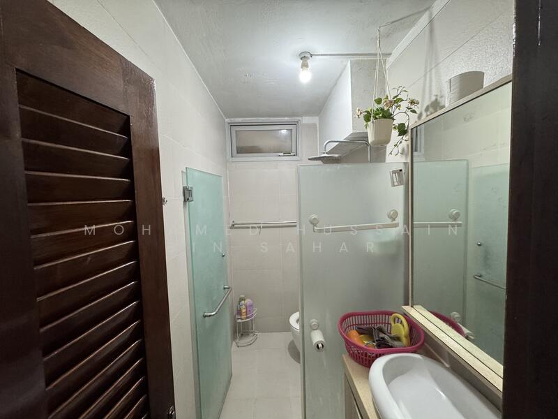 Common Toilet with Dressing Mirror 