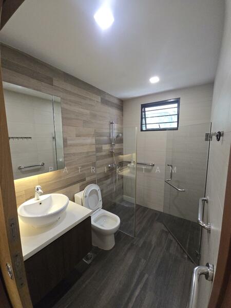 3.5 storey inter-terrace house along Sixth Avenue for lease, Sixth Avenue, 5 Bedrooms, 4,000 sqft, Terraced House For Rent, by Patrik Tam, 500048849 - Bathroom - PropertyGuru.com.sg