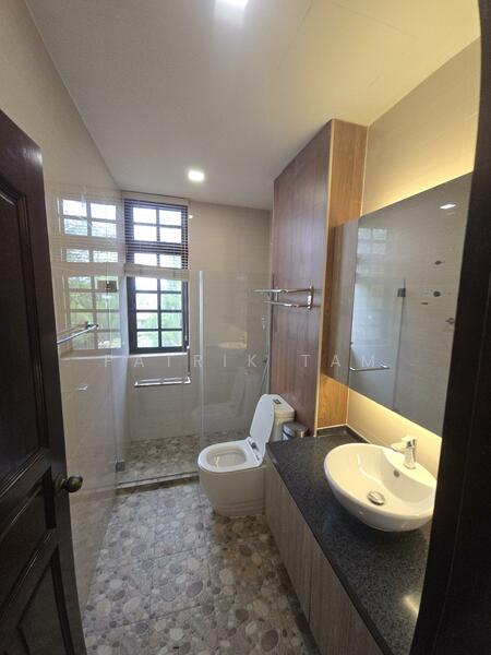 3.5 storey inter-terrace house along Sixth Avenue for lease, Sixth Avenue, 5 Bedrooms, 4,000 sqft, Terraced House For Rent, by Patrik Tam, 500048849 - Bathroom - PropertyGuru.com.sg