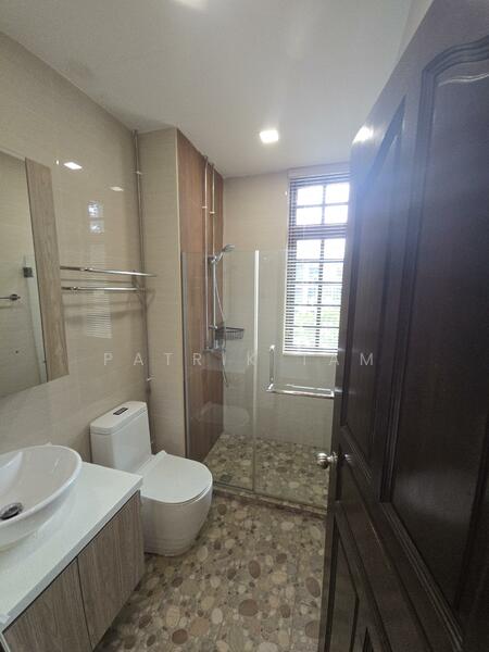 3.5 storey inter-terrace house along Sixth Avenue for lease, Sixth Avenue, 5 Bedrooms, 4,000 sqft, Terraced House For Rent, by Patrik Tam, 500048849 - Bathroom - PropertyGuru.com.sg