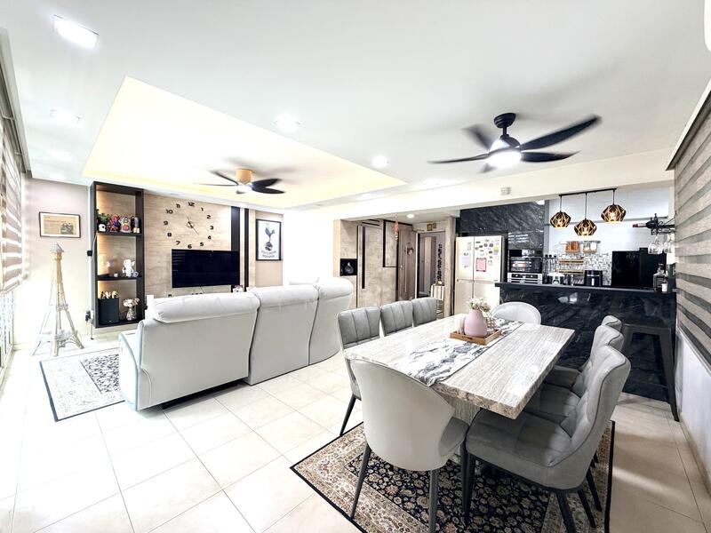 112 Edgefield Plains HDB Flat For Sale at S$ 655,000 | PropertyGuru Singapore - Living Room