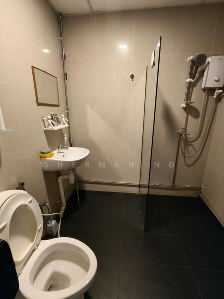 Oxley BizHub 2, 62 Ubi Road 1, 1,894 sqft, Light Industrial (B1) For Sale, by Sherman Ng, 500048950 - Bathroom - CommercialGuru.com.sg