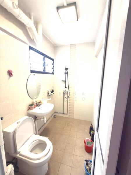 445 Jurong West Street 42, 445 Jurong West Street 42, Room Rental, 200 sqft, HDB Flat For Rent, by Zarina Majeed, 500049156 - Bathroom - PropertyGuru.com.sg