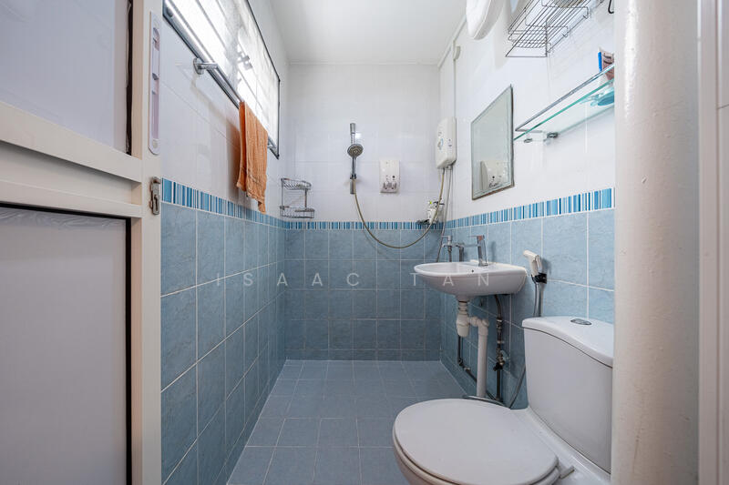 613 Hougang Avenue 8 HDB Flat For Sale at S$ 585,000 | PropertyGuru Singapore - Bathroom