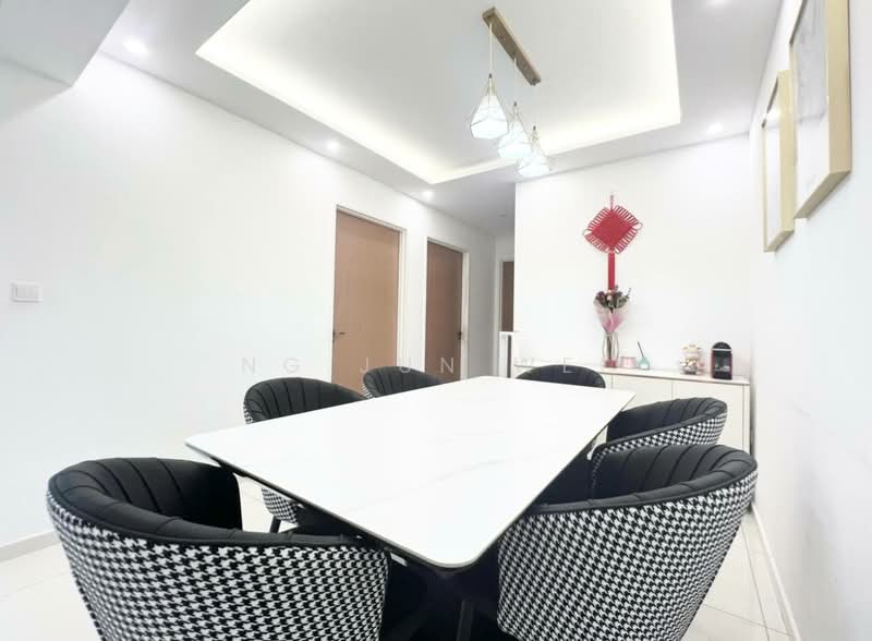 377A Hougang Street 32 HDB Flat For Sale at S$ 1,130,000 | PropertyGuru Singapore - Dining Room