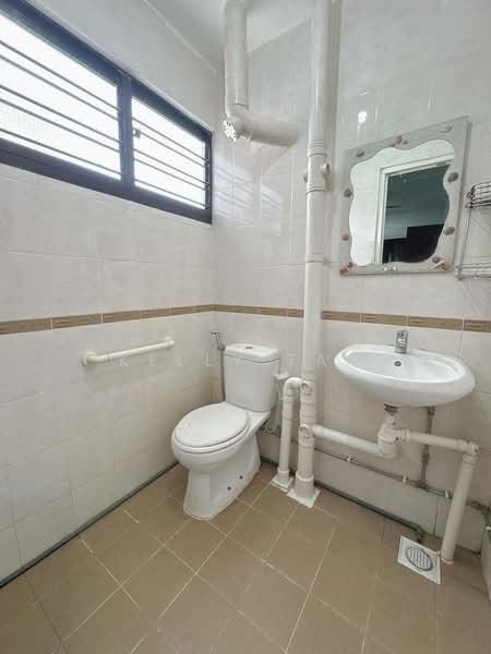 241 Bukit Batok East Avenue 5 HDB Flat For Sale at S$ 425,000 | PropertyGuru Singapore - Bathroom