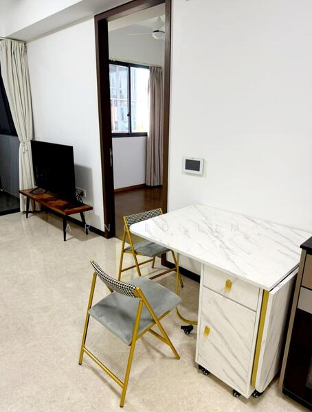 Royalgreen, 2 Anamalai Avenue, 2 Bedrooms, 635 sqft, Condominium For Rent, by Arnold Lim, 500049657 - Extendable Dining Table with 4 Chairs - PropertyGuru.com.sg