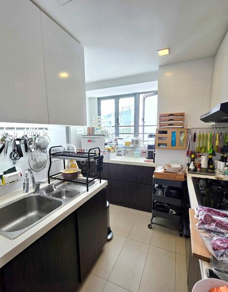 Waterfront Waves, 766 Bedok Reservoir Road, 3 Bedrooms, 1,270 sqft, Condominium For Rent, by Chloe Chang, 500049662 - Kitchen - PropertyGuru.com.sg