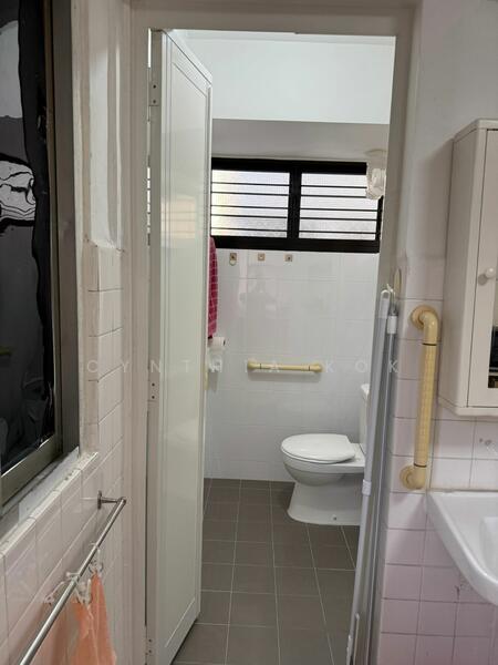 379 Clementi Avenue 5, 379 Clementi Avenue 5, Room Rental, 110 sqft, HDB Flat For Rent, by Cynthia Kok, 500049688 - Bathroom - PropertyGuru.com.sg