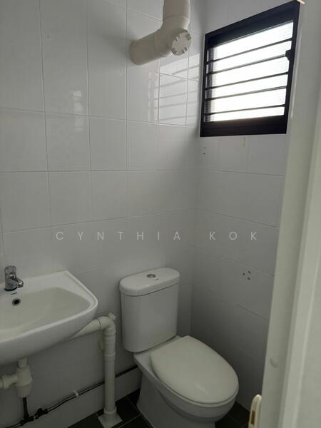 379 Clementi Avenue 5, 379 Clementi Avenue 5, Room Rental, 110 sqft, HDB Flat For Rent, by Cynthia Kok, 500049688 - Bathroom - PropertyGuru.com.sg