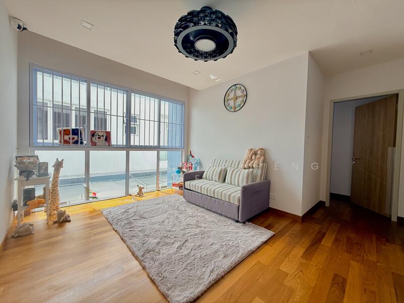 3 mins Walk to French School | Renovated Corner Terrace, Huddington Ave/ Kingswear Ave/ Hemsley Ave, 5 Bedrooms, 4,500 sqft, Corner Terrace For Rent, by Marc Chia Peng Wen, 500049703 - 2nd Floor Landing - PropertyGuru.com.sg