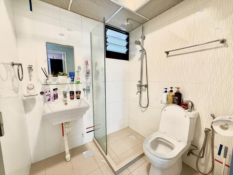998B Buangkok Crescent HDB Flat For Sale at S$ 560,000 | PropertyGuru Singapore - Bathroom