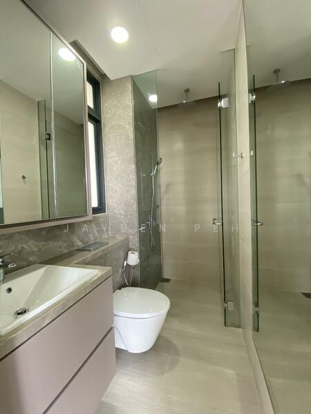 Highline Residences Condominium For Sale at S$ 2,280,000 | PropertyGuru Singapore - Master Bathroom