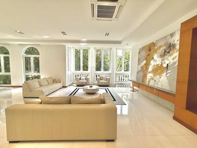 For Rent - Luxurious 2 Storey Home with Basement & Pool