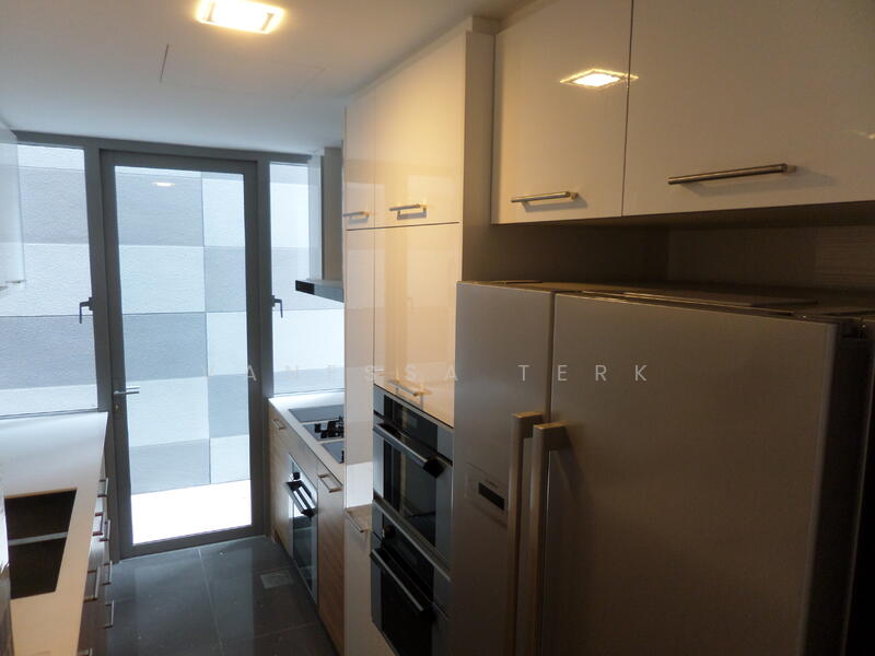 Thomson Grand Cluster House For Sale at S$ 4,150,000 | PropertyGuru Singapore - Kitchen