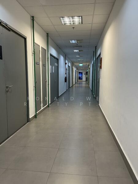 Oxley BizHub, 61 Ubi Road 1, 1,000 sqft, Light Industrial (B1) For Rent, by RONALD WEE REALTY PTE LTD, 500049950 - Hallway - CommercialGuru.com.sg