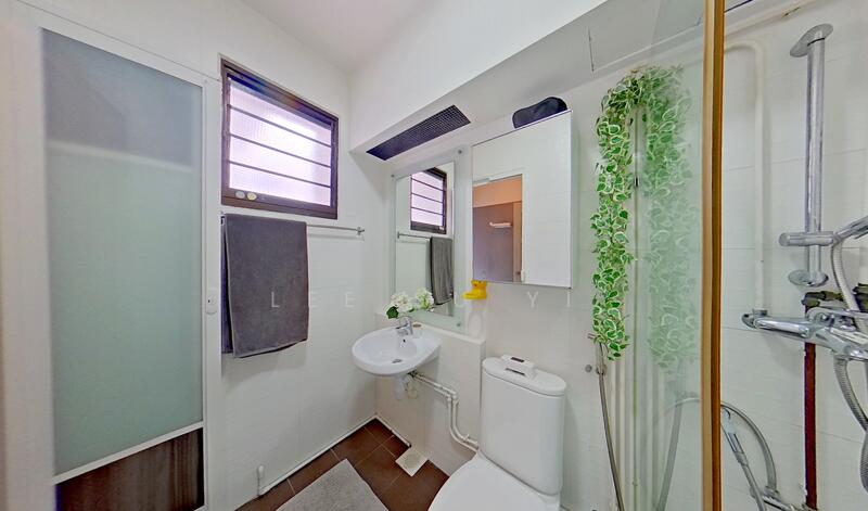 985B Buangkok Crescent HDB Flat For Sale at S$ 708,000 | PropertyGuru Singapore - Bathroom