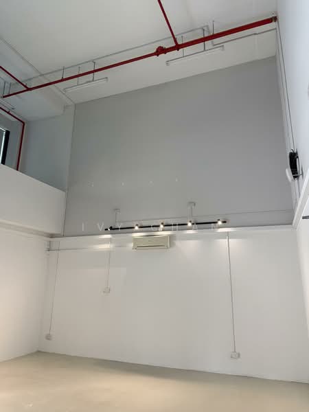Oxley BizHub, 61 Ubi Road 1, 1,561 sqft, Light Industrial (B1) For Rent, by Ivy Chan, 500050110 - Spacious warehouse storage area with 7m  - CommercialGuru.com.sg