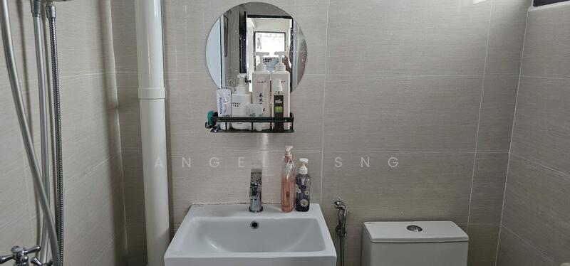 442 Clementi Avenue 3 HDB Flat For Sale at S$ 600,000 | PropertyGuru Singapore - Bathroom