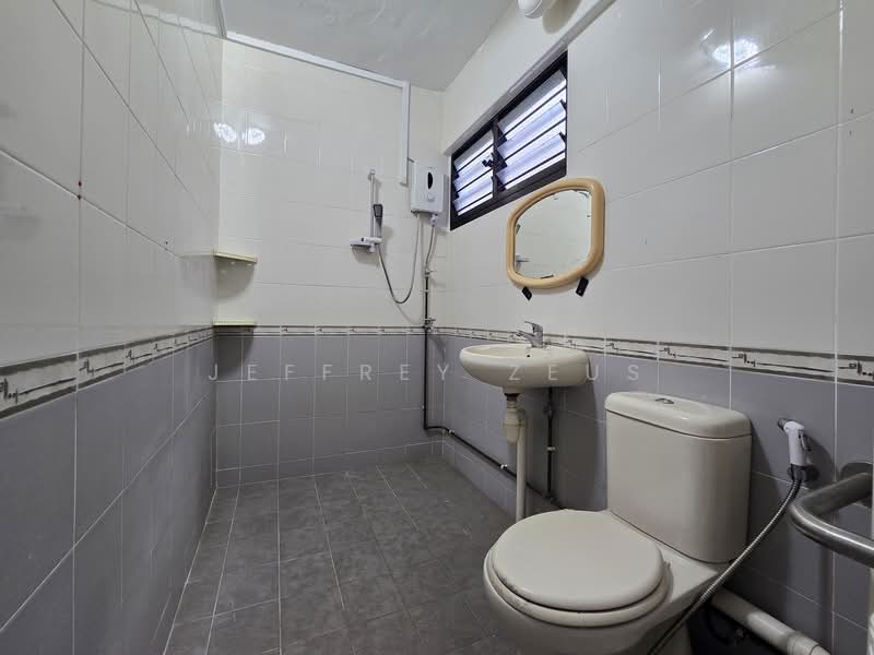 906 Tampines Avenue 4, 906 Tampines Avenue 4, 3 Bedrooms, 1,119 sqft, HDB Flat For Sale, by Jeffrey Zeus, 500050182 - Bathroom - PropertyGuru.com.sg