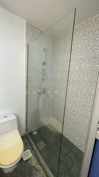 West Bay Condo, 50 West Coast Crescent, 2 Bedrooms, 871 sqft, Condominium For Rent, by Cherrie Ho, 500050198 - Master Bathroom - PropertyGuru.com.sg