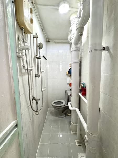51 Lorong 6 Toa Payoh, 51 Lorong 6 Toa Payoh, Room Rental, 100 sqft, HDB Flat For Rent, by Bernie Cheo, 500050225 - Bathroom - PropertyGuru.com.sg