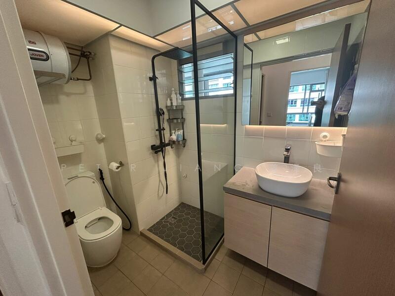 272A Punggol Walk HDB Flat For Sale at S$ 838,000 | PropertyGuru Singapore - Bathroom