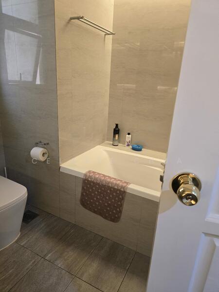 Aspen Heights Condominium For Sale at S$ 4,200,000 | PropertyGuru Singapore - Bathroom