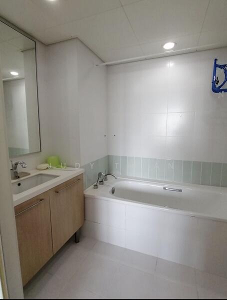 The Sail @ Marina Bay, 6 Marina Boulevard, 2 Bedrooms, 936 sqft, Condominium For Rent, by Judy Thian, 500050285 - Bathroom - PropertyGuru.com.sg