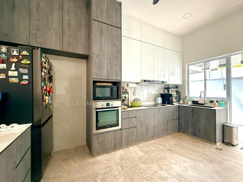 Renovated Big Corner Unit | 3 mins Walk to French School, Huddington Ave/ Kingswear Ave/ Hemsley Ave, 5 Bedrooms, 4,500 sqft, Corner Terrace For Rent, by Clement Chew, 500050338 - Kitchen - PropertyGuru.com.sg