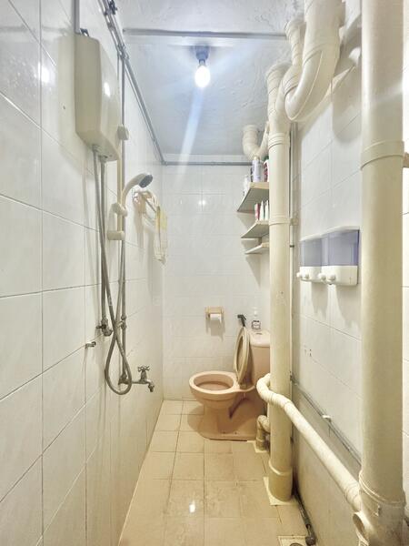 59 Lorong 5 Toa Payoh HDB Flat For Sale at S$ 350,000 | PropertyGuru Singapore - Bathroom
