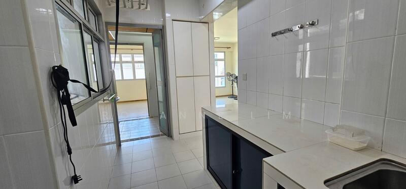 780B Woodlands Crescent HDB Flat For Sale at S$ 390,000 | PropertyGuru Singapore - Kitchen