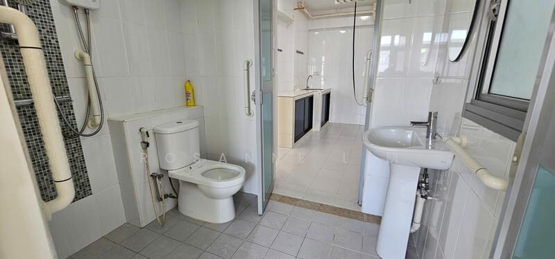 780B Woodlands Crescent HDB Flat For Sale at S$ 390,000 | PropertyGuru Singapore - Bathroom